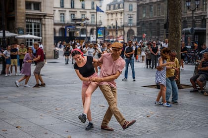 Parejas bailan en la Place Colette, en el centro de París, el 2 de septiembre de 2023.