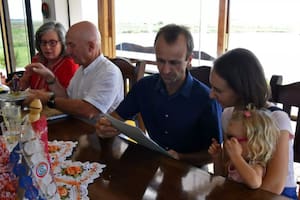 Parejas de alemanes firman contratos para vivir en “El Paraiso Verde” en Caazapá, Paraguay, el 14 de febrero de 2022