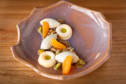 Parfait de mandarina; crumble de cajú; cremoso de yogurt, chocolate blanco y oliva; praliné de pistachos; aceite de tomillo.