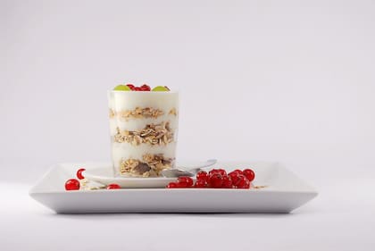 Parfait de yogur con granola y cerezas