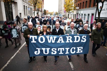 Parientes y defensores de las víctimas de la masacre del Domingo Sangriento de 1972 marchan en Belfast, Irlanda del Norte, el 23 de octubre de 2025