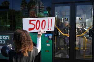 Parientes y partidarios de israelíes retenidos como rehenes en la Franja de Gaza bloquean una autopista durante una protesta para pedir su liberación del cautiverio a manos de Hamás, cuando se cumplen 500 días de la guerra entre Israel y Hamás en Tel Aviv, Israel, el lunes 17 de febrero de de 2025
