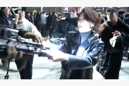 Ahn Gwi-ryeong fue captada enfrentando a los guardias surcoreanos en la Asamblea Nacional.