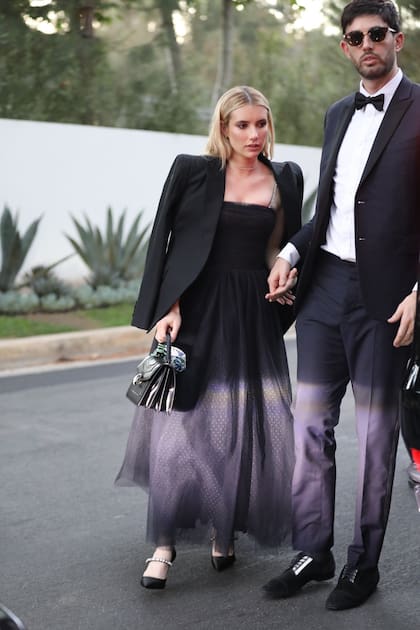 Emma Roberts, una de las invitadas especiales al casamiento de Paris, llegó junto a su mejor amigo Cade Hudson con un elegante vestido de tul negro