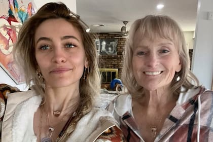 Paris Jackson compartió una postal poco usual: posa con su madre, la enfermera Debbie Rowe