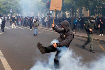 París: choques entre militantes radicales y policías, poco antes del inicio de la tradicional marcha del 1 de mayo, bajo fuertes medidas de seguridad