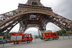 París: evacuan la Torre Eiffel ante la presencia de un hombre que intenta escalarla