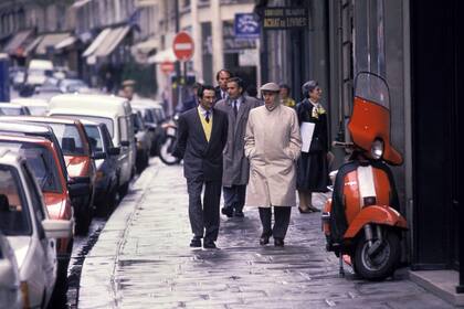Jacques Attali pasea por las calles de París con el entonces presidente de Francia, François Mitterrand, de quien era consejero, en mayo de 1988