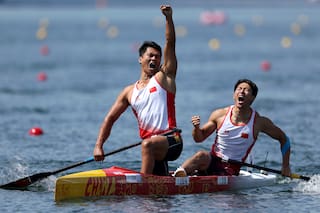 Tanta agua no puede apagar el fuego de dos dragones chinos