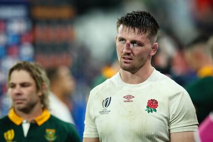 PARIS, FRANCE - OCTOBER 21:  Tom Curry of England dejected after the Rugby World Cup France 2023 match between England and South Africa at Stade de France on October 21, 2023 in Paris, France. (Photo by Craig Mercer/MB Media/Getty Images)