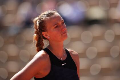 PARÍS, FRANCIA - 30 DE MAYO: Petra Kvitova de la República Checa reacciona en su partido de la primera ronda contra Greet Minnen de Bélgica durante el primer día del Abierto de Francia 2021 en Roland Garros el 30 de mayo de 2021 en París, Francia. (Foto de Adam Pretty / Getty Images)