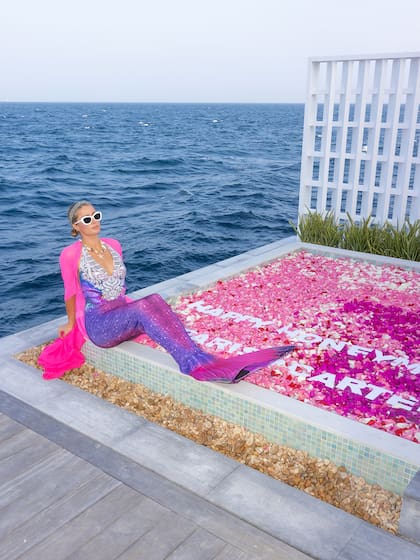 Paris Hilton aprovechó su luna de miel por las Maldivas para nadar con sirenas y vestirse como una de ellas