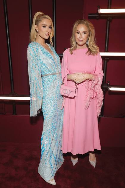 Paris Hilton asistió con un elaborado diseño de Jenny Packham con pedrería y lentejuelas iridiscentes, escote en V, capa fluida y detalle de cinturón. Su madre, Kathy Hilton, optó por un total look de Valentino en color rosa.