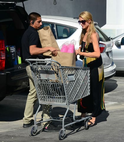 Paris Hilton dedicada a comprar cotillón para una fiesta