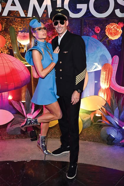 Paris Hilton –junto a su marido Carter Reum, vestido de piloto de avión– eligió ser Britney Spears por una noche con un sensual traje de azafata como el que la cantante llevó en el video de su tema éxito, “Toxic”.