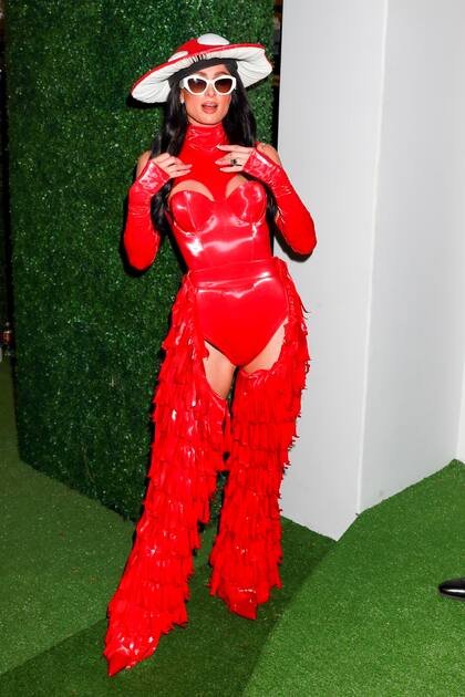 Paris Hilton rinde homenaje a Katy Perry con un disfraz reciclado de princesa hongo rojo, en la fiesta de Halloween en Los Ángeles