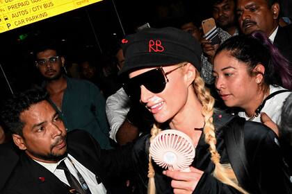 Paris Hilton, ventilador en mano, en el aeropuerto de Bombay