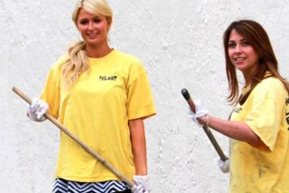 Paris Hilton y Alexis Haines haciendo servicio comunitario