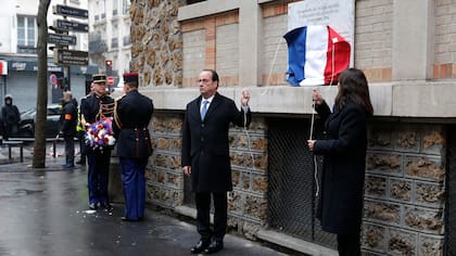 París: Hollande rinde homenaje a los 130 muertos a un año de los ataques de Estado Islámico