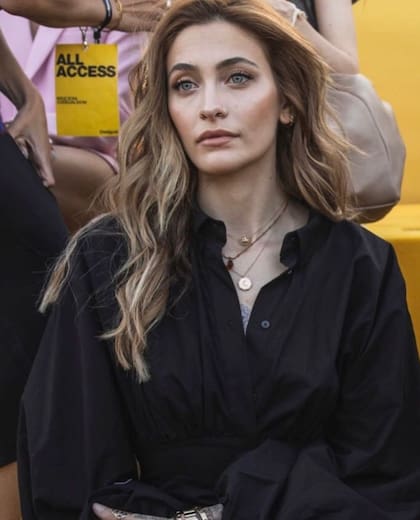 Paris Jackson evitó conversar con Ester Expósito en el desfile Desigual de Barcelona y su gesto dejó a todos atónitos