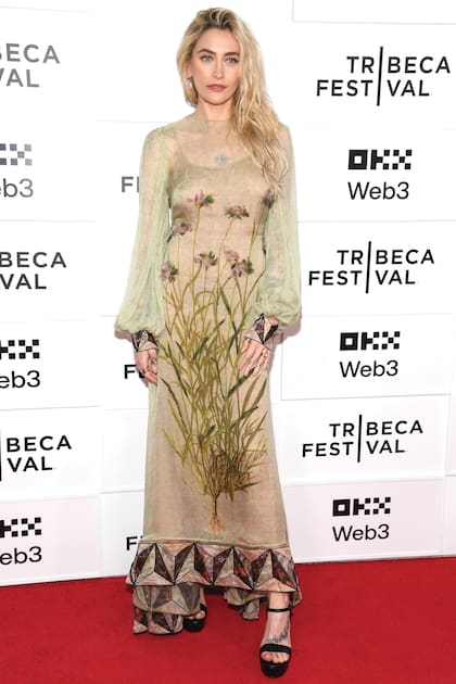 Paris Jackson revivió un vestido de la
colección otoño-invierno 2019/2020 de Fendi. Se trata de un diseño en gasa
de seda con estampado floral de aire maximalista. Completó el look con
unas sandalias altas con plataforma.