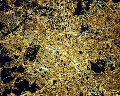 París, retratada desde el espacio, tiene, en comparación, la luminosidad más intensa de todas las ciudades, lo que parece dar sustento a su denominación como "ciudad luz"