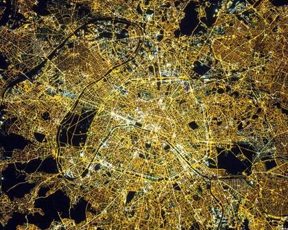 París, retratada desde el espacio, tiene, en comparación, la luminosidad más intensa de todas las ciudades, lo que parece dar sustento a su denominación como "ciudad luz"