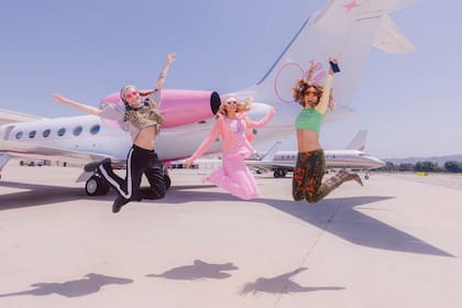 Paris rodeada
por Cara Delevingne
y Rita Ora antes de
volar en Sliv Air, el
jet de la empresaria