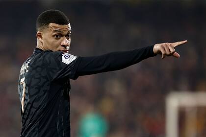 Paris Saint-Germain's French forward #07 Kylian Mbappe reacts during the French L1 football match between RC Lens and Paris Saint-Germain (PSG) at Stade Bollaert-Delelis in Lens, northern France on January 14, 2024. (Photo by Sameer Al-Doumy / AFP)�
