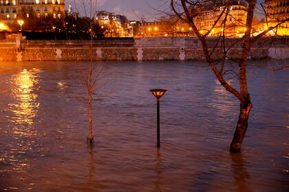 El río Sena, desbordado luego de varios días de incesantes lluvias en París, alcanzará este fin de semana su nivel máximo en varios años 