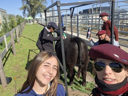 Parisi y su hija Estefania junto a uno de los animales de la cabaña