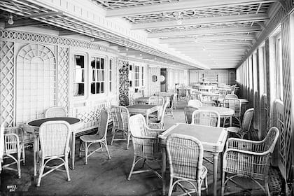 Parisian Café en primera clase, decorado con estilo colonial y con muebles de mimbre