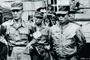 Park Chung Hee, con anteojos oscuros, en 1961, año del Golpe de Estado a través del cual llegó al poder