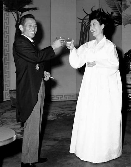 Park Chung Hee junto a su esposa Yuk Yoong Soo