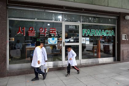 Park Il Woo abrió "Farmacia Seúl" en los comienzos del barrio coreano
