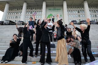 Parlamento surcoreano aprueba permitir que los tatuadores trabajen sin licencia médica