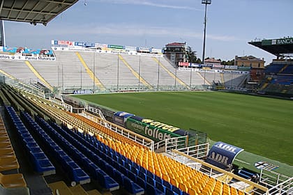 Parma no tenía el dinero para jugar de local en el estadio Ennio Tardini