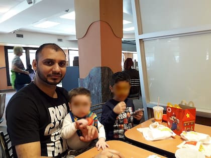 Parminder Basra, con dos de sus hijos, un año antes de matar a su esposa, María Lorenza Salinas, en la casa que compartían en el barrio porteño de Vélez Sarfield, en noviembre de 2019