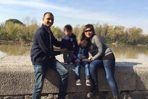 Parminder Basra, María Lorenza Salinas,
y dos de sus hijos, tres años antes de que la mujer fuese asesinada por su esposo en la casa que compartían en el barrio porteño de Vélez Sarfield, en noviembre de 2019