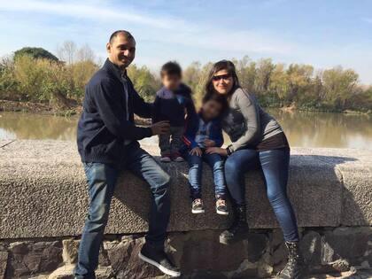 Parminder Basra, María Lorenza Salinas,
y dos de sus hijos, tres años antes de que la mujer fuese asesinada por su esposo en la casa que compartían en el barrio porteño de Vélez Sarfield, en noviembre de 2019