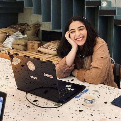 Parnia mostró una fuerte inclinación por la literatura y las artes desde que era adolescente.