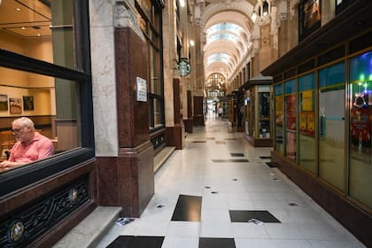 Paro general por la reforma laboral.
Calle Florida, Microcentro