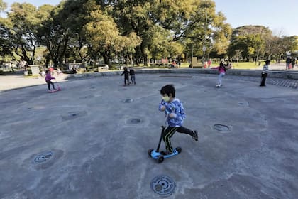 Los juegos para niños no están aún habilitados en Parque Patricios, pero los más chicos aprovechan todos los espacios para gastar energía