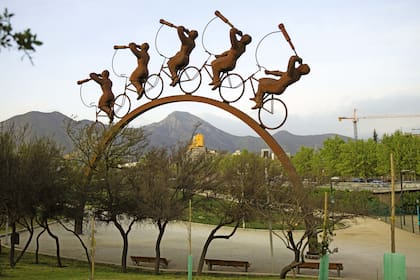 Parque Bicentenario, en Vitacura. Escultura “La Búsqueda”, de Hernán Puelma, un ícono de la ciudad.