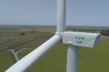 Parque Eólico Los Teros de Azul, provincia de Buenos Aires. YPF Luz se propone optimizar los recursos naturales para la producción de energía térmica.