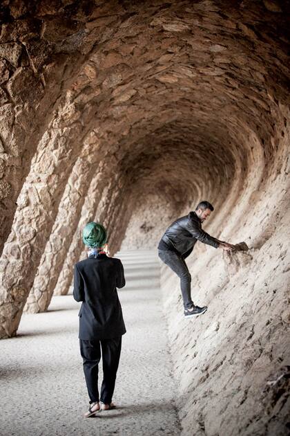 Parque GÜell. De 1914. Inaugurado en 1916. Ocupa un alto de la ciudad, en la calle Olot 7. aquí: el pórtico de la lavandera. Gaudí