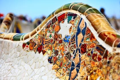 Parque Güell, la terraza y la pared que la delimita es, a la vez, respaldo de la línea continua de bancos.