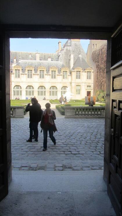 Parque interno del Hôtel de Sully, abierto al público