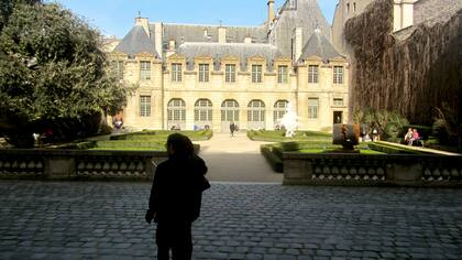 Parque interno del Hôtel de Sully, abierto al público