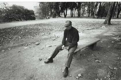 Parque Lezama (1969). La plaza de Sobre héroes y tumbas, y una foto emblemática de Ernesto Sábato tomada por Sara Facio